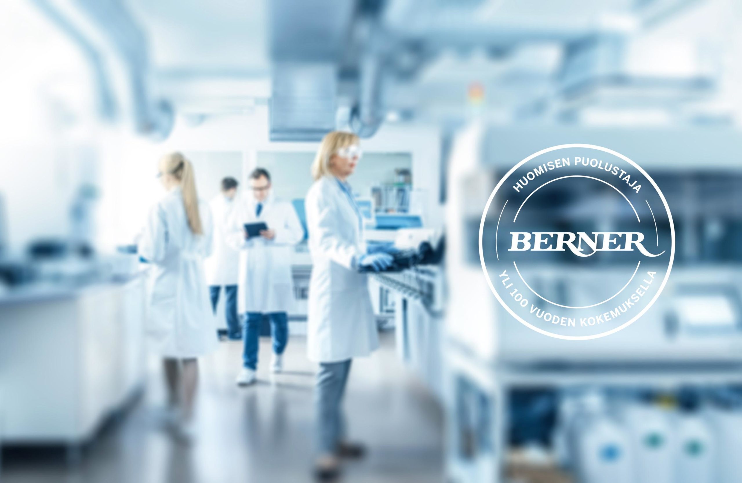 Kuvassa työntekijöitä laboratoriossa
