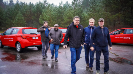 Kuvassa Bernerin huollon porukka ajoharjoittelussa